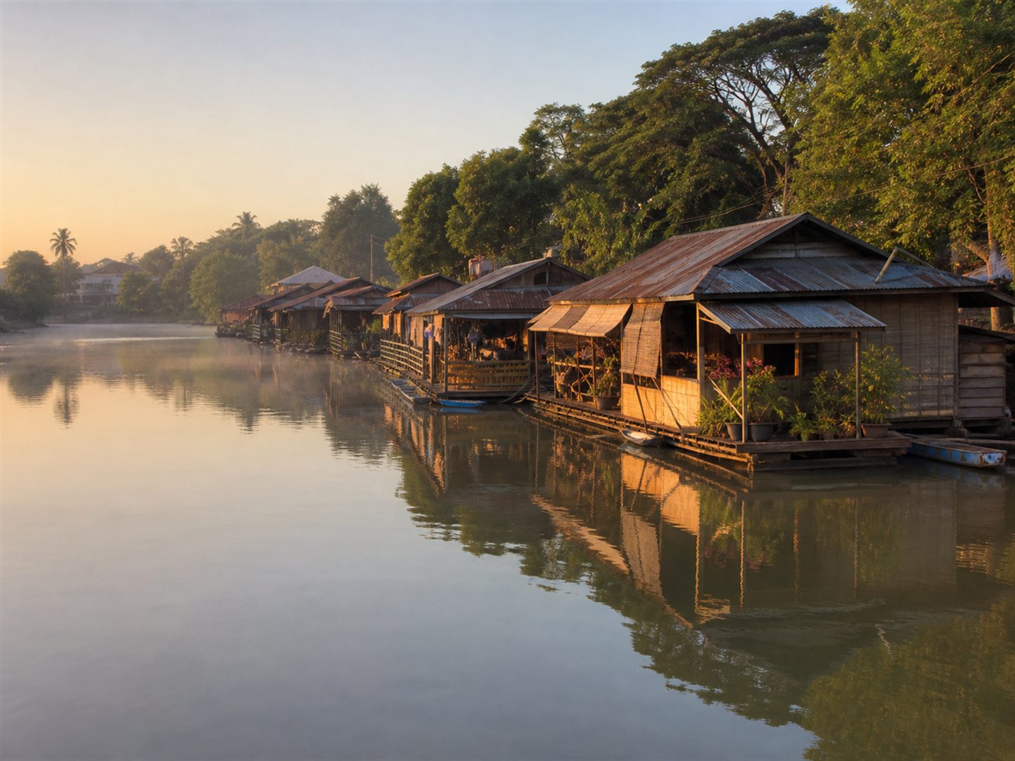 ชุมชนเรือนแพริมลำน้ำสะแกกรังยามเช้า