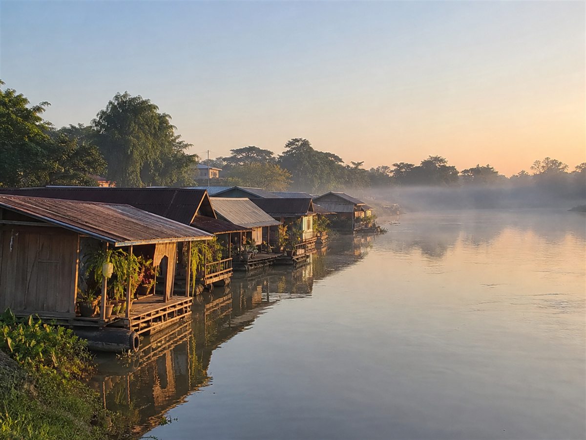 เรือนแพริมลำน้ำสะแกกรัง